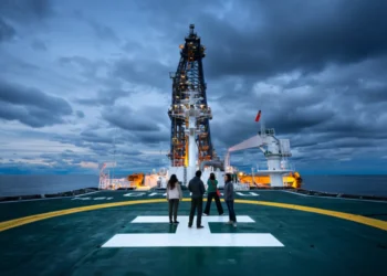 پژوهشگران با یک حفاری رکوردشکن در گسل زلزلهٔ ۲۰۱۱ توهوکو کشف کردند که وجود لایه‌ای ضخیم از رس نرم و لغزنده در کف گودال ژاپن باعث افزایش لغزش کم‌عمق صفحات زمین‌ساختی شده و قدرت بی‌سابقهٔ زلزله و سونامی ویرانگر پس از آن را توضیح می‌دهد.