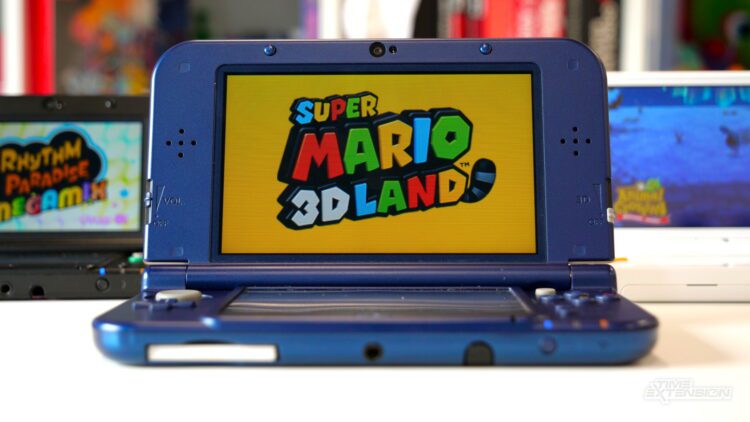 کنسول دستی Nintendo 3DS با بدنه آبی، در حالت باز، با نمایش صفحه عنوان بازی Super Mario 3D Land روی نمایشگر بالایی
