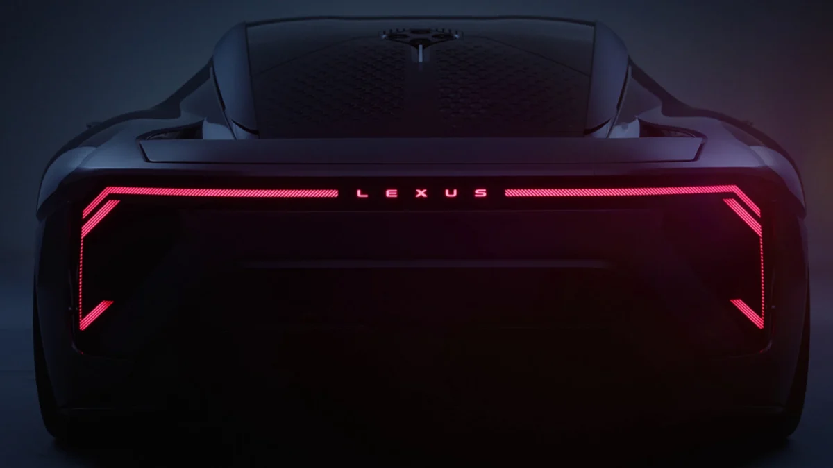 نمای عقب LFA Concept در پسزمینه خطوط نورانی، با چراغ سرتاسری لکسوس