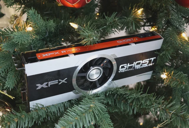 کارت گرافیک XFX R7850 که به عنوان تزئین در میان شاخه‌های یک درخت کریسمس قرار گرفته است.