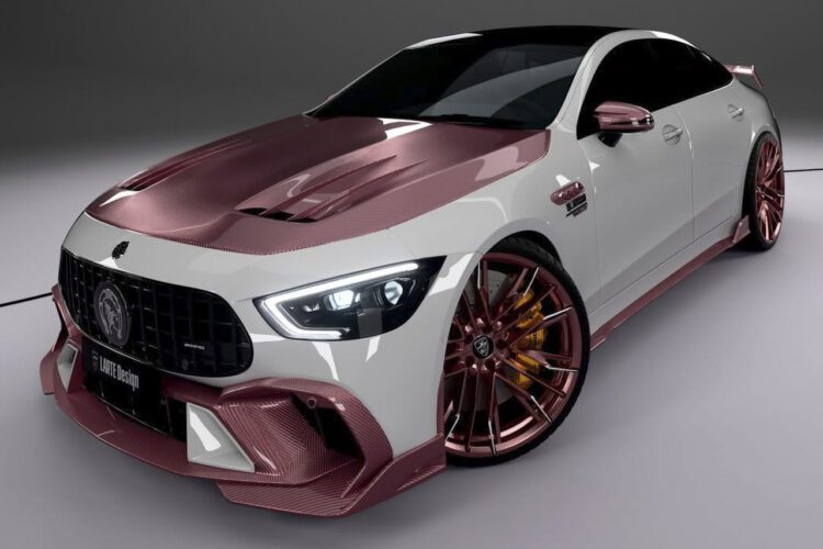 نمای سه&zwnj;ربع جلومرسدس-AMG GT 53 تیون&zwnj;شده با رینگ&zwnj;های صورتی