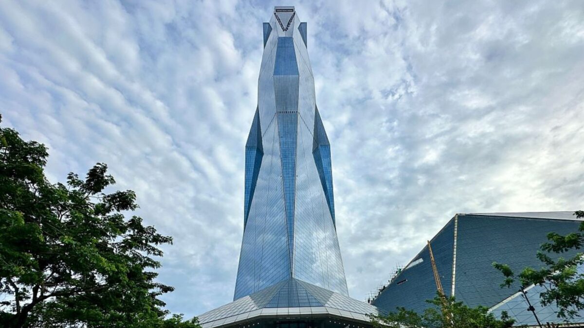 نمای کامل برج مردکا ۱۱۸ با طراحی زاویه‌دار