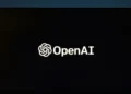 لوگوی سفید شرکت OpenAI در پس‌زمینه سیاه مانیتور.