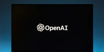 لوگوی سفید شرکت OpenAI در پس‌زمینه سیاه مانیتور.