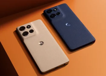 نمای پشت دو گوشی Moto G Power 2026 در رنگ‌ بندی روشن و تیره، با ماژول دوربین سه‌ گانه و پنل بافت‌ دار، تمرکز بر طراحی بدنه و موقعیت‌ یابی محصول اقتصادی موتورولا