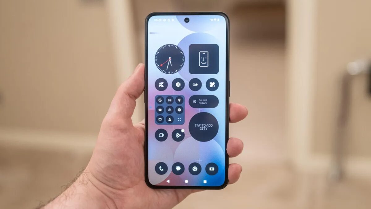 ناتینگ فون 3a پرو از چیپست Snapdragon 7+ Gen 2 بهره میبرد و در مقایسه سختافزاری گوشیها با همردههای خود عملکردی برتر دارد.