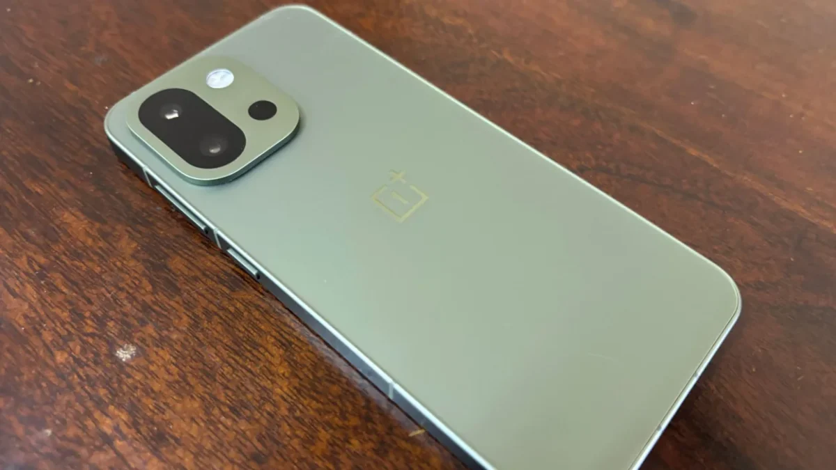 وانپلاس 13S نسخه ارتقاء یافته مدل پایه است که با چیپست Snapdragon 8 Gen 4 Elite و بهینهسازی نرمافزاری، عملکرد CPU بسیار بهتری ارائه میدهد.