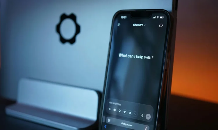 رندر سه‌بعدی یک ربات کارتونی سفید در کنار ماکتی از صفحه‌نمایش گوشی هوشمند با رابط گفت‌وگویی، نماد تعامل بین چت‌بات‌ها و اپلیکیشن‌های پیام‌رسان مبتنی بر هوش مصنوعی