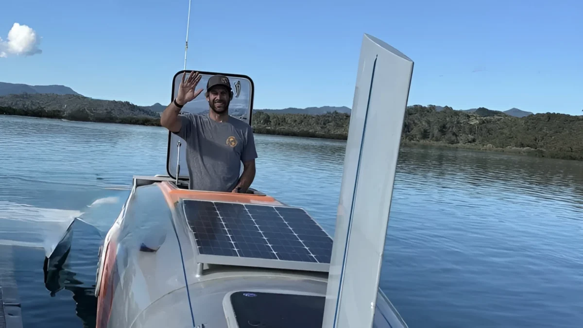 نمای کامل قایق پدالی سه‌بدنه پل اسپنسر در اسکله، طراحی آیرودینامیک و بدنه فیبر کربنی پیش از آغاز سفر به دور دنیا