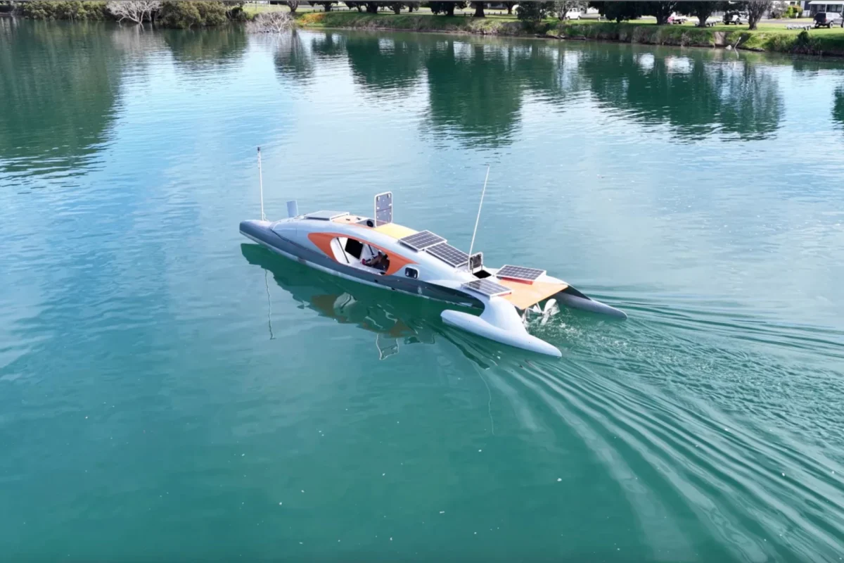 حرکت قایق پدالی مجهز به پنل خورشیدی در آب‌های ساحلی، بخشی از پروژه پدال به دور جهان پل اسپنسر