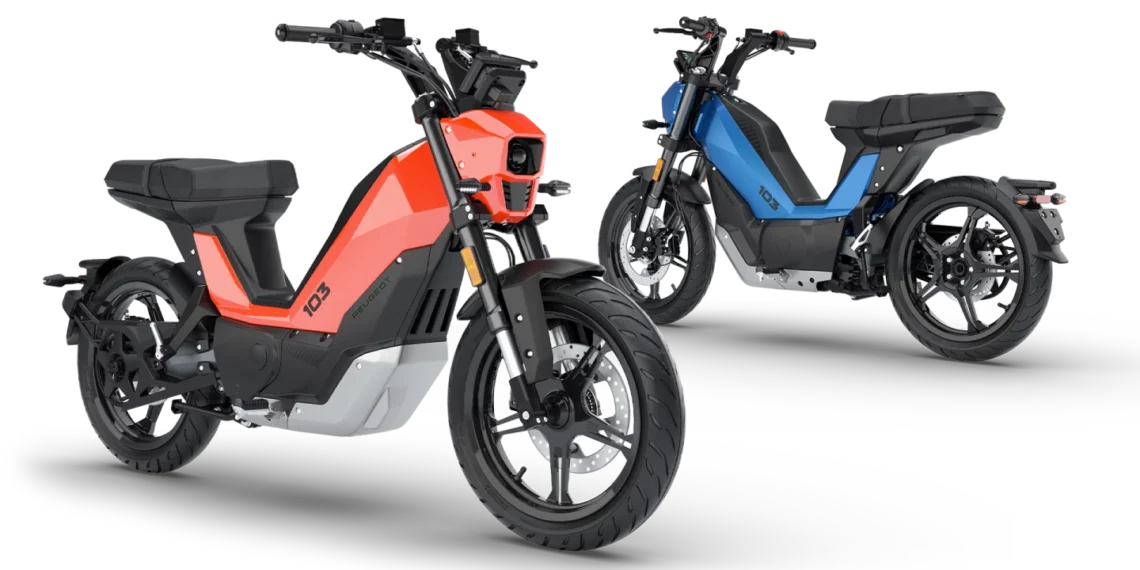 نمای سه‌بعدی از دو نسخه قرمز و آبی موتورسیکلت برقی Peugeot 103 در زاویه جانبی و عقب.