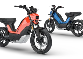 نمای سهبعدی از دو نسخه قرمز و آبی موتورسیکلت برقی Peugeot 103 در زاویه جانبی و عقب.