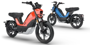 نمای سهبعدی از دو نسخه قرمز و آبی موتورسیکلت برقی Peugeot 103 در زاویه جانبی و عقب.