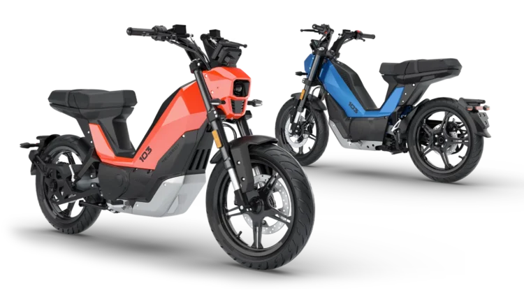 نمای سهبعدی از دو نسخه قرمز و آبی موتورسیکلت برقی Peugeot 103 در زاویه جانبی و عقب.