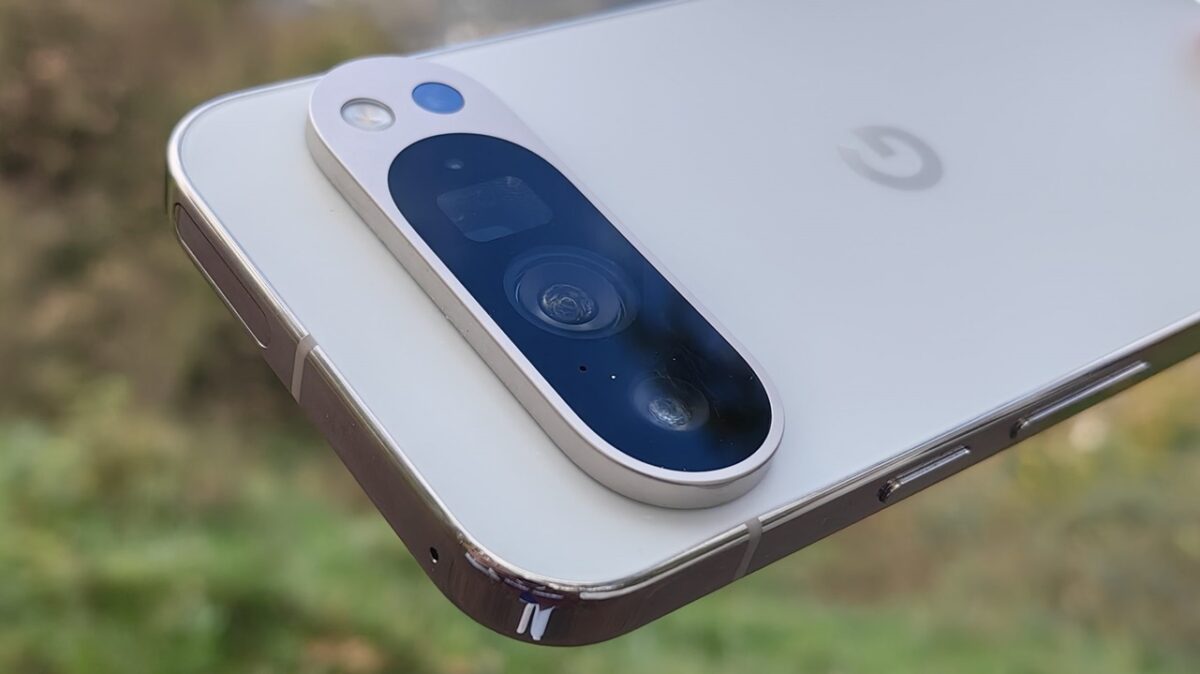 پیکسل ۹ پرو با چیپست Tensor G4 و هشت هسته CPU، توان پردازشی بالایی ارائه میدهد.