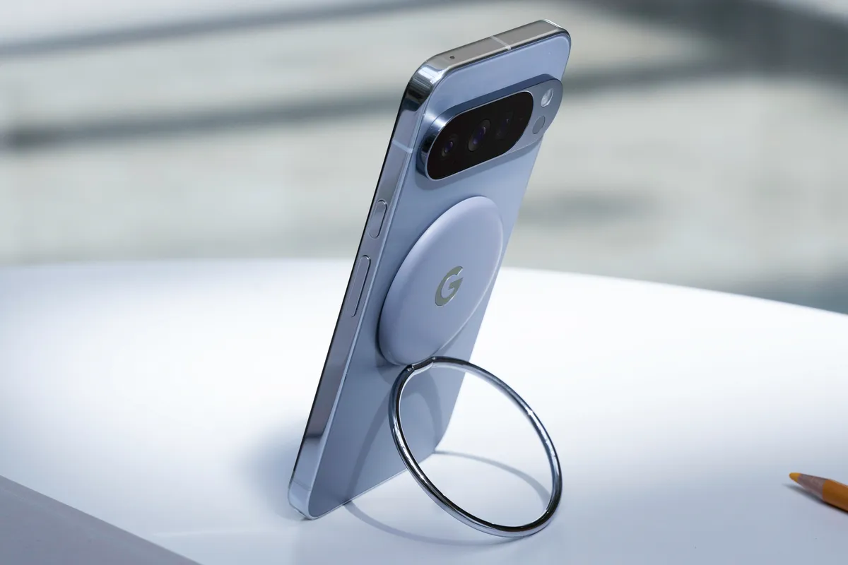 نمای جانبی یک گوشی گوگل پیکسل که یک پایه حلقه انگشتی مغناطیسی سفید رنگ به پشت آن متصل شده است.