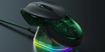 موس Razer Boomslang با پوشش شفاف سبز و قسمت بالایی چرمی مشکی روی پایه نورانی RGB، همراه با کابل بافته‌شده سبز