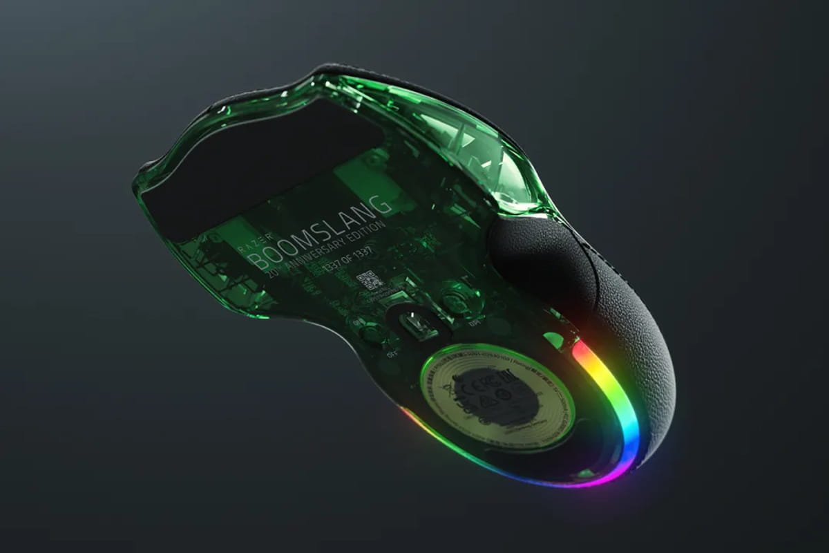 موس گیمینگ Razer Boomslang با بدنه شفاف سبز و نورپردازی RGB در بخش پایینی، نمایشدهنده قطعات داخلی و طراحی مخصوص نسخه سالگرد