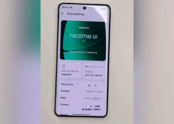 نمای نزدیک از صفحه تنظیمات گوشی ریلمی (مدل RMX5107) که ظرفیت باتری ۱۰۰۰۱mAh و رم ۱۲ گیگابایت را نشان میدهد.