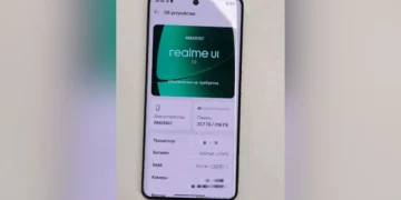 نمای نزدیک از صفحه تنظیمات گوشی ریلمی (مدل RMX5107) که ظرفیت باتری ۱۰۰۰۱mAh و رم ۱۲ گیگابایت را نشان می‌دهد.