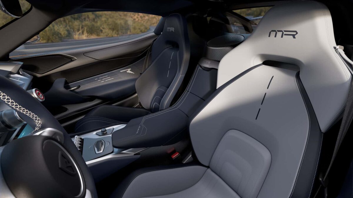 نمای داخلی ابرخودرو Rimac Nevera R Founder’s Edition با صندلی‌های اسپرت و طراحی دو رنگ