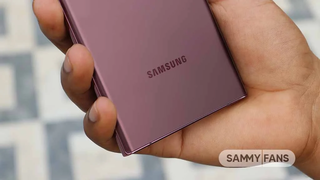 نمای نزدیک از پنل پشتی یک گوشی سامسونگ به رنگ مسی با لوگوی حک شده Samsung.