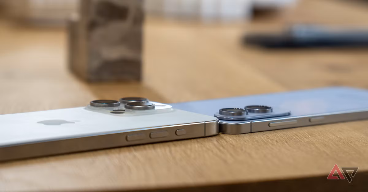 نمای جانبی و مقایسه‌ای از ضخامت و ماژول دوربین دو گوشی هوشمند آیفون و سامسونگ روی میز چوبی.