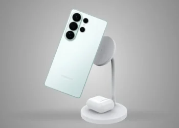 تصویری از سامسونگ گلکسی S26 همراه پایه نگه‌دارنده و شارژر بی‌سیم آن