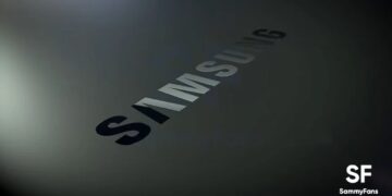 نمای نزدیک و زاویهدار از لوگوی نوشتاری سامسونگ با بافت تیره و براق روی یک سطح خاکستری.