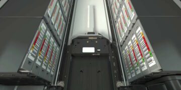 نمای داخلی یک دیتاسنتر مدرن با رک‌های سرور آرایش‌یافته، یونیت‌های ذخیره‌سازی ماژولار و برچسب‌های رنگی برای مدیریت و مانیتورینگ تجهیزات شبکه