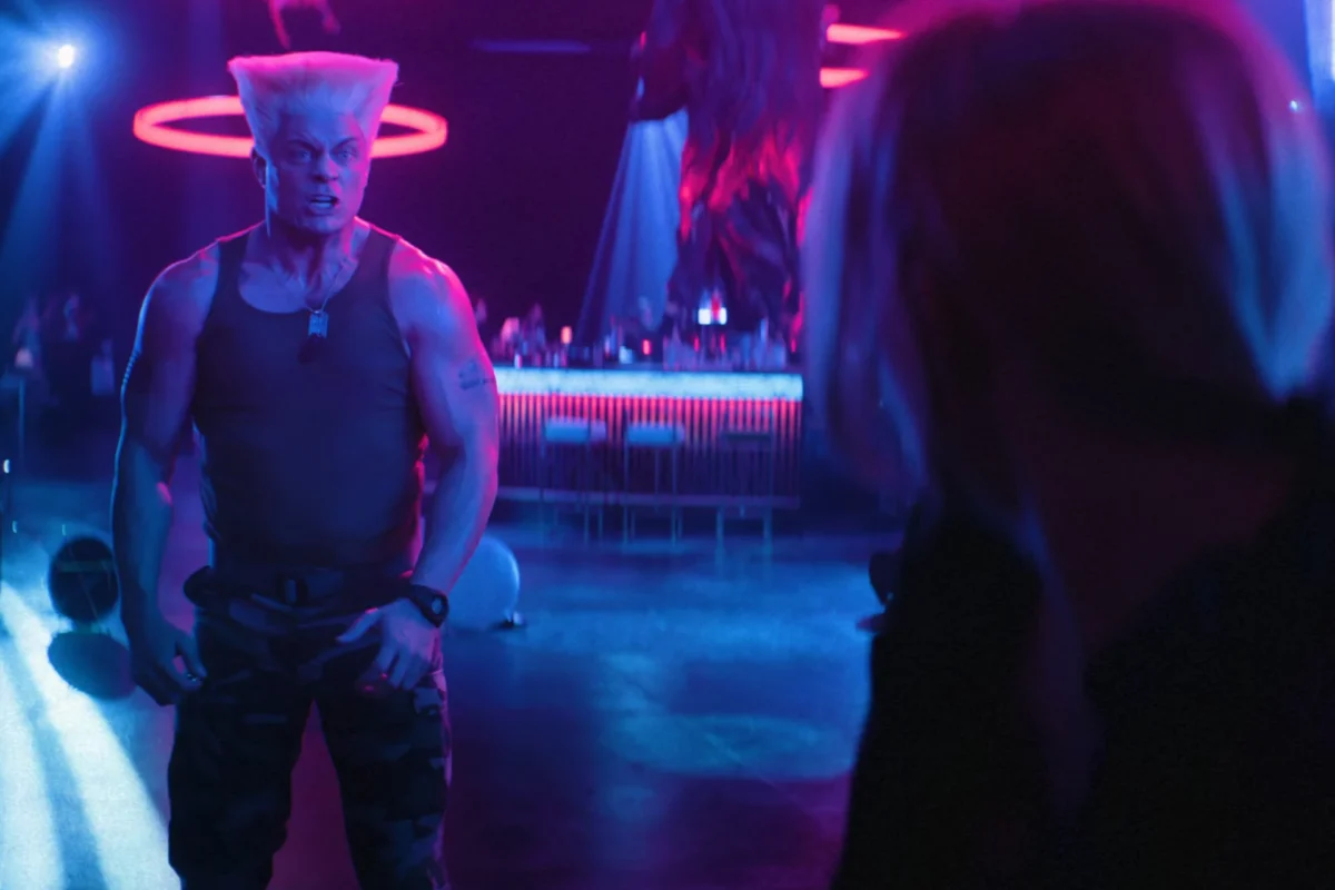 شخصیت Guile از فیلم Street Fighter 2026 در محیطی با نور نئونی و فضای شبانه، آماده رویارویی در صحنه‌ای اکشن