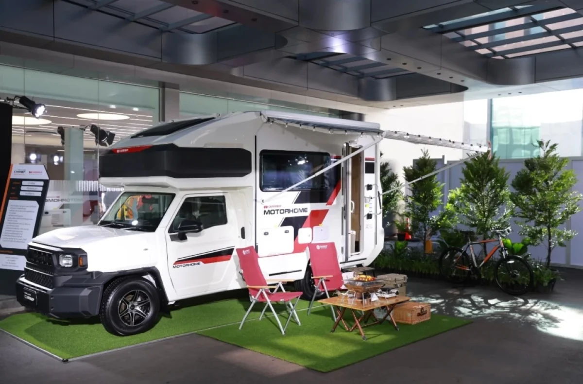 موتورهوم بزرگشده بر پایه Hilux Champ/IMV Origin با فضای نشیمن و سایهبان.