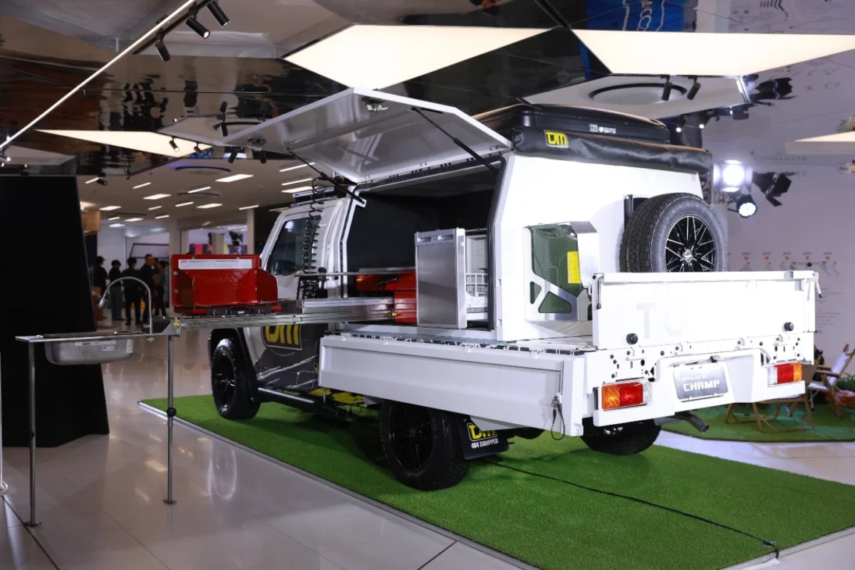 نسخه کمپینگ Hilux Champ/IMV Origin با آشپزخانه بیرونی، سینک و تجهیزات کشویی.