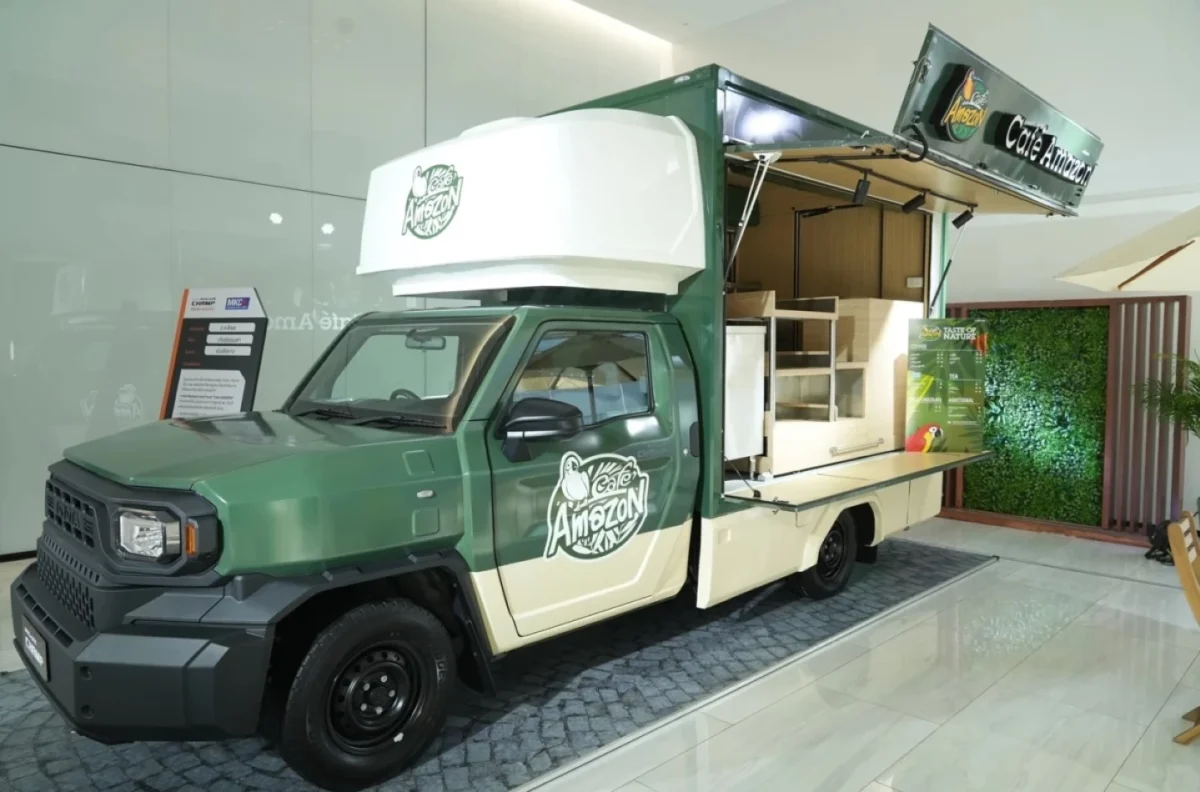 نمونه خودروی فروش سیار Hilux Champ/IMV Origin با سازه فروشگاهی بازشو.