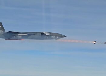 نمای نزدیک از پهپاد رزمی Bayraktar Kizilelma که در ارتفاع بالا یک موشک هوا‌به‌هوا Gokdogan