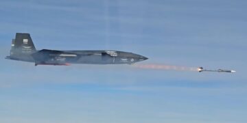 نمای نزدیک از پهپاد رزمی Bayraktar Kizilelma که در ارتفاع بالا یک موشک هوابههوا Gokdogan