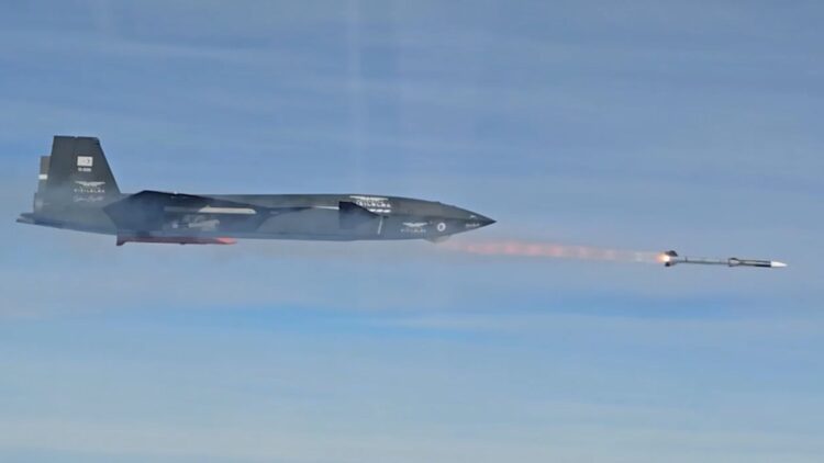 نمای نزدیک از پهپاد رزمی Bayraktar Kizilelma که در ارتفاع بالا یک موشک هوا‌به‌هوا Gokdogan