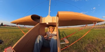 پرواز یک هواپیمای مقوایی دست‌ساز در مقیاس انسانی