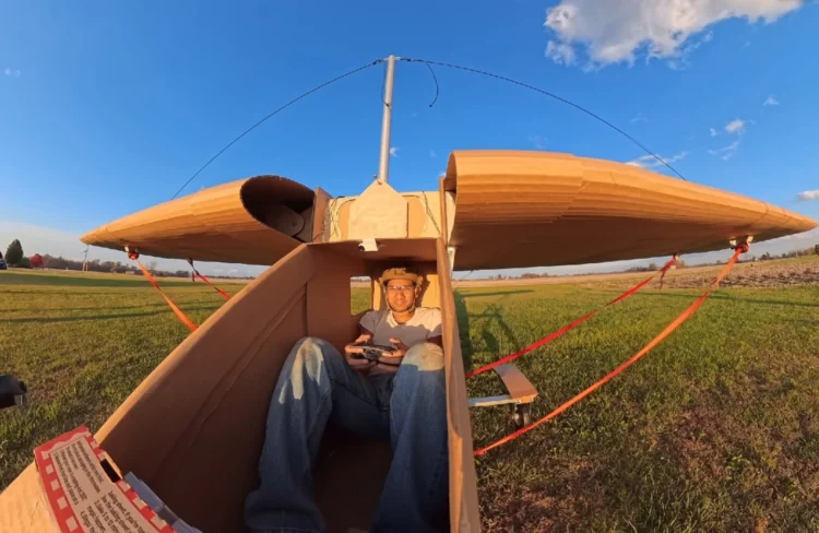 پرواز یک هواپیمای مقوایی دست‌ساز در مقیاس انسانی