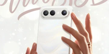 نمای نزدیک از پشت گوشی هوشمند سفید ویوو با طرح موجدار و ماژول دوربین بیضیشکل در دست کاربر.