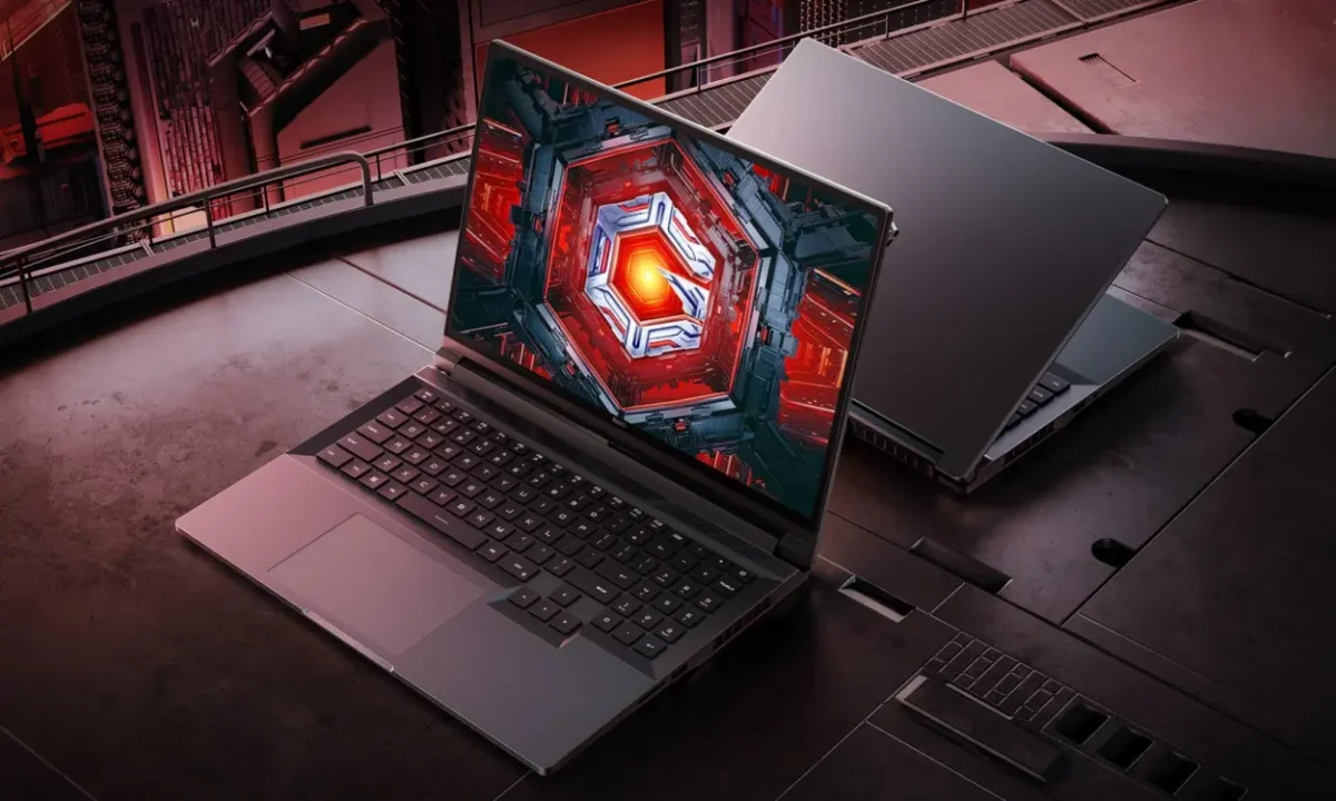 نمای تبلیغاتی لپ‌تاپ گیمینگ Xiaomi Redmi G Pro با طراحی صنعتی، بدنه تیره، کیبورد تمام‌سایز و نمایش گرافیک فانتزی قرمز روی صفحه‌نمایش