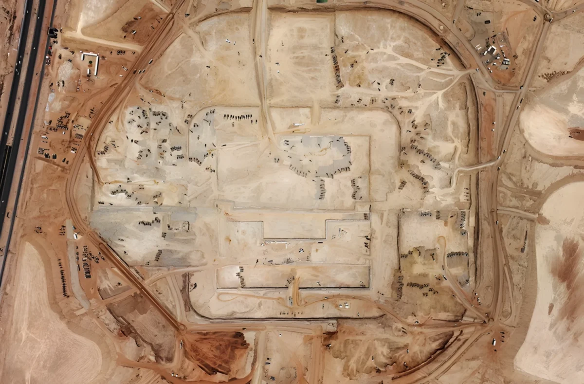 نمای هوایی از محل بزرگ‌ترین آسمان‌خراش جهان در ریاض که مراحل گسترده خاک‌برداری و آماده‌سازی زمین برای ساخت بزرگ‌ترین آسمان‌خراش جهان را نشان می‌دهد