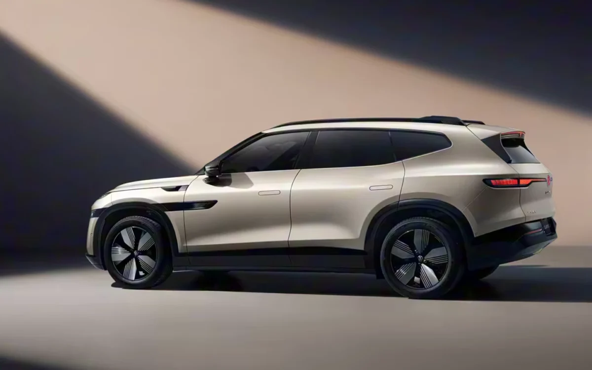 نمای جانبی کامل شاسیبلند برقی فولکسواگن ID.Unyx 08