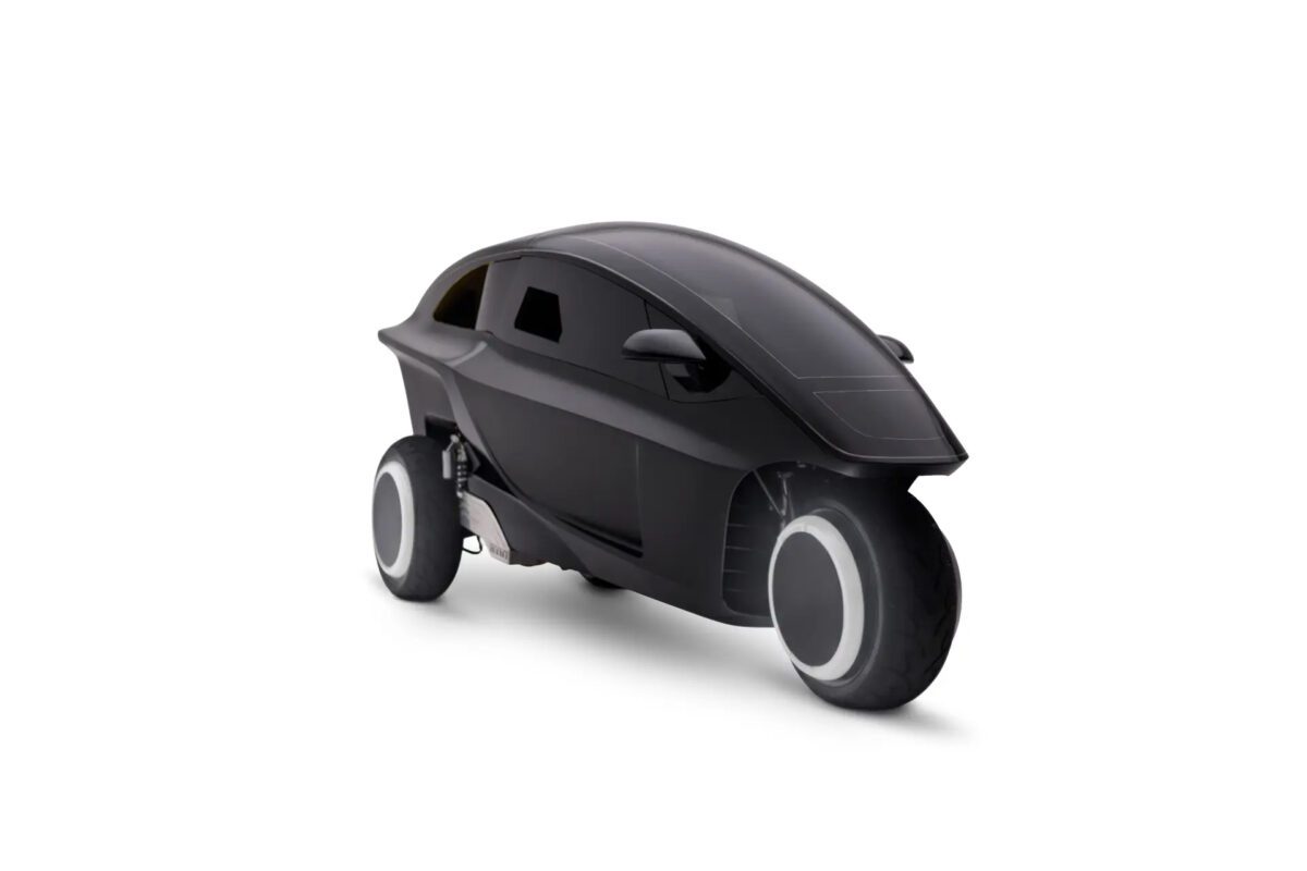 رندر استودیویی خودروی تک‌نفره سه‌چرخ TRINITY با بدنه مشکی مات