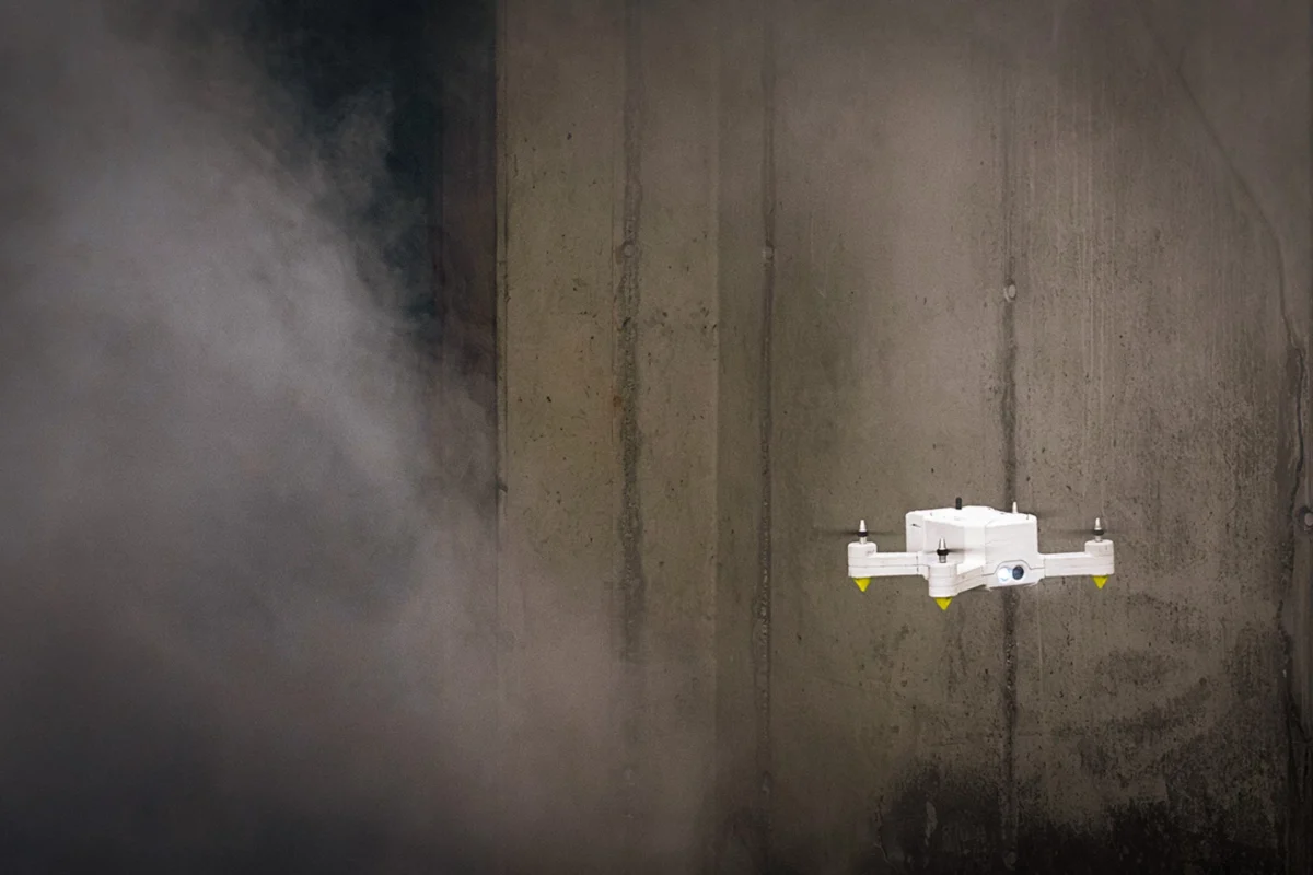 پرواز پهپاد فایردرون در محیط بسته و پر از دود