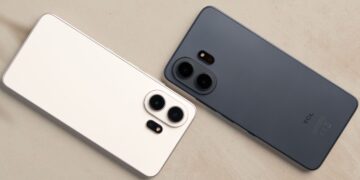 نمای نزدیک از چیدمان دوربین‌های دوگانه در پشت دو گوشی هوشمند TCL که به صورت افقی کنار هم قرار گرفته‌اند.