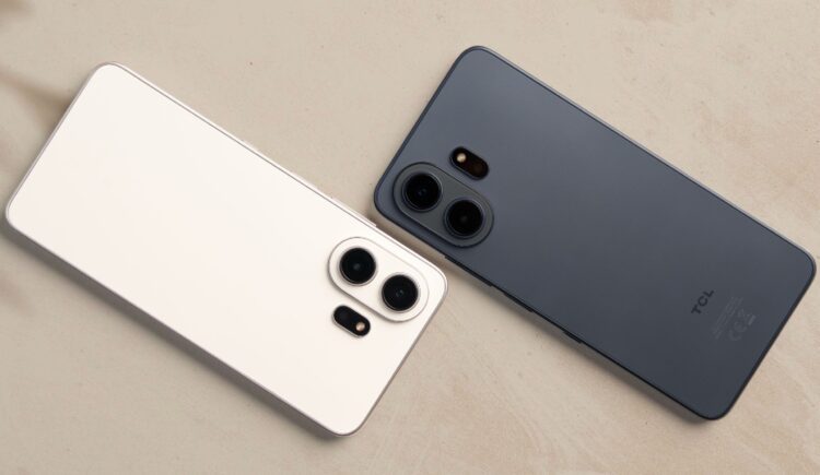 نمای نزدیک از چیدمان دوربین‌های دوگانه در پشت دو گوشی هوشمند TCL که به صورت افقی کنار هم قرار گرفته‌اند.