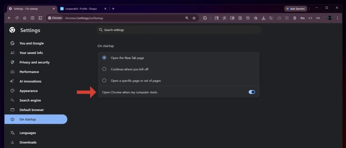 نمای رابط کاربری Google Chrome Settings در بخش On startup روی ویندوز، شامل گزینههای راهاندازی مرورگر و فعال بودن سوییچ Open Chrome when my computer starts که با فلش قرمز مشخص شده است؛ منوی تنظیمات جانبی و مسیر chrome://settings/onStartup قابل مشاهده است.