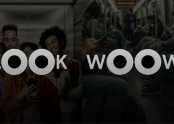 نمای گرافیکی مفهومی از لایه حریم خصوصی سامسونگ (Samsung Privacy Layer) با تقسیمبندی بصری تصویر به دو بخش با کنتراست متفاوت؛ تأکید بر محافظت از دادههای صفحهنمایش گوشی در محیطهای عمومی و کاهش دید غیرمجاز محتوا.