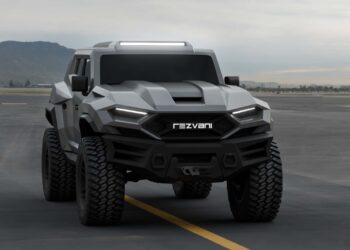 نمای جلو تانک رضوانی مدل ۲۰۲۶ با طراحی زاویه‌دار تهاجمی، چراغ‌های LED باریک و تایرهای بزرگ آفرودی در باند فرودگاه
